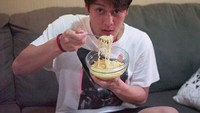 Aktor berusia 25 tahun ini juga tak bisa lepas dari mie instan. Kalau di rumah pasti dia makan mie instan yang membuat penggemarnya ikut lapar. Foto: Instagram @rizkybillar