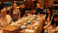 Bersama Amanda Manopo dan beberapa rekan artis lainnya, Rizky hadir di acara makan malam bersama dengan nuansa Timur Tengah. Foto: Instagram @rizkybillar