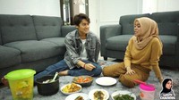 Nah kalau ini momen romantis Rizky dan Lesti di channel YouTube milik Lesti. Acara makan siang sederhana dengan sayur dan sambal membuat mereka berdua makin akrab. Foto: Instagram @rizkybillar
