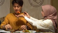 Dalam beberapa kesempatan terlihat juga nih kalau Rizky ternyata paling suka makan disuapi oleh Lesti. Foto: Instagram @rizkybillar