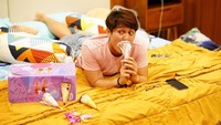 Selain hobi makan mie instan, Rizky ternyata juga tak bisa lepas dari es krim yang selalu jadi teman ngemilnya.  Foto: Instagram @rizkybillar