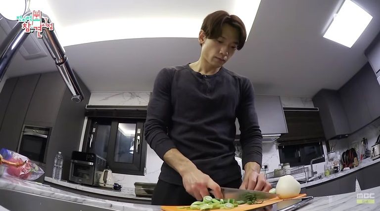 Suasana dapur rumah Rain dan Kim Tae Hee yang rapi dan minimalis