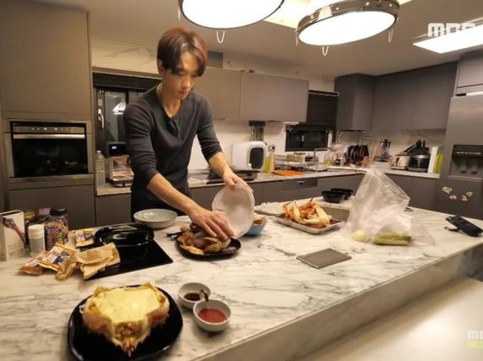 Suasana dapur rumah Rain dan Kim Tae Hee yang rapi dan minimalis