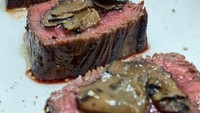Seperti steak dengan topping jamur truffle ini. Ia membuatnya sendiri lho! Foto: Instagram @taecyeonokay
