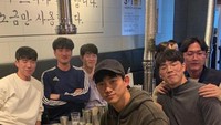 Taecyeon dan teman-temannya terlihat berkumpul bersama sambil menikmati Korean BBQ. Ia juga tampak tampan saat itu. Foto: Instagram @taecyeonokay