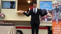 Satu lagi coffee truck yang dikirimkan oleh penggemarnya. Taecyeon pun terlihat senang ketika mendapatkannya. Foto: Instagram @taecyeonokay