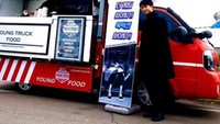 Lewat akun Instagram-nya @taecyeonokay, ia juga sering mengabadikan momennya saat dikirimkan coffee truck dari penggemar. Foto: Instagram @taecyeonokay