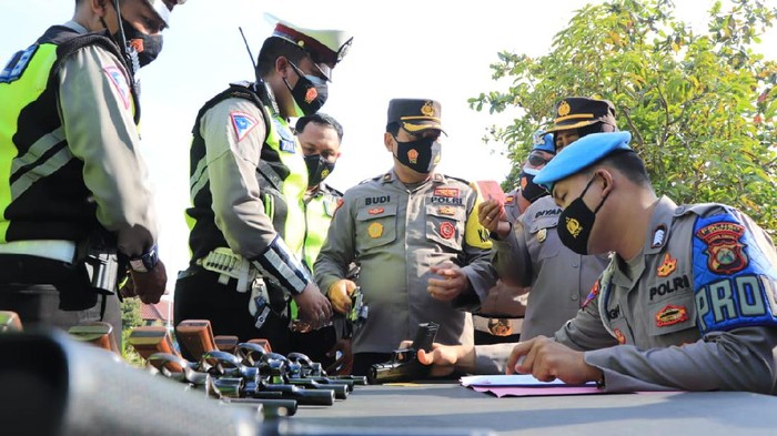 Tak ingin kecolongan penyalahgunaan senjata api (senpi) oleh anggotanya, Polres Tuban Gelar pemeriksaan para pemegang senpi. Para polisi dari berbagai satuan terlihat berbaris antri melakukan pemeriksaan senpi.