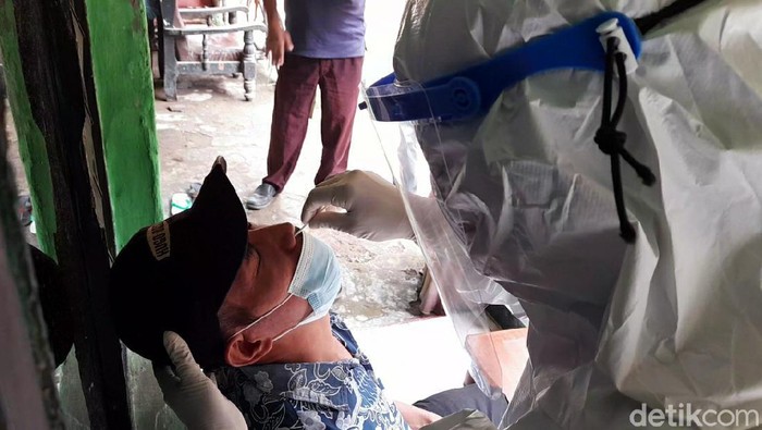 Tes swab kontak erat penyintas Corona B117 di Brebes. Tes swab kontak erat penyintas Corona B117 di Brebes.