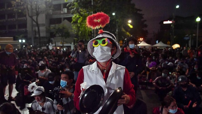 An anti-government protester bangs pots during a demonstration calling for the release of Thai pro-democracy protest leaders, in front of the Democracy Monument in Bangkok on March 7, 2021. (Photo by Lillian SUWANRUMPHA / AFP)