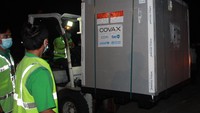 Pekerja kargo memasukan kontainer berisi vaksin COVID-19 AstraZeneca ke atas truk setibanya di Bandara Internasional Soekarno Hatta, Tangerang, Banten, Senin (8/3/2021).