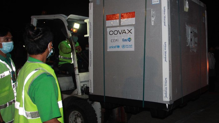 VAKSIN COVID-19 ASTRAZENECA TIBA DI INDONESIA Pekerja kargo menurunkan kontainer berisi vaksin COVID-19 AstraZeneca dari atas pesawat setibanya di Bandara Internasional Soekarno Hatta, Tangerang, Banten, Senin (8/3/2021). Sebanyak 1.113.600 vaksin virus corona (COVID-19) jadi asal perusahaan farmasi InggrisAstraZenecatiba di Indonesia melalui skema kerja sama multilateral Aliansi Global untuk Vaksin dan Imunisasi (GAVI) COVAX Facility yang selanjutkan akan diproses di Bio Farma, Kota Bandung. ANTARA FOTO/Muhammad Iqbal/wsj.