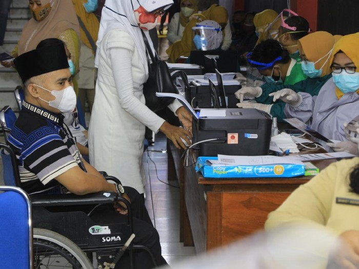 Vaksinasi COVID- 19, giliran ke para pedagang di Pasar Gotong Royong, Kota Probolinggo, banyak toko milik pedagang tutup, karena takut di vaksin