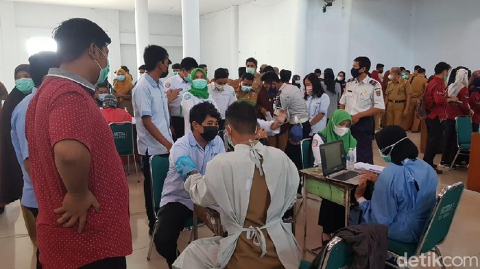 Vaksinasi untuk pelayan publik di Polman, Sulbar (Abdy/detik).