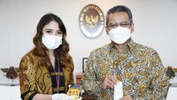 Suahazil Nazara menunjukan bukti pembayaran pajak.