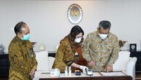 Wamenkeu Suahazil Nazara (kanan) saat melakukan pembayaran pajak dengan chanel Electronic Data Capture (EDC) Bank Mandiri di Jakarta, Senin (8/3/2021).