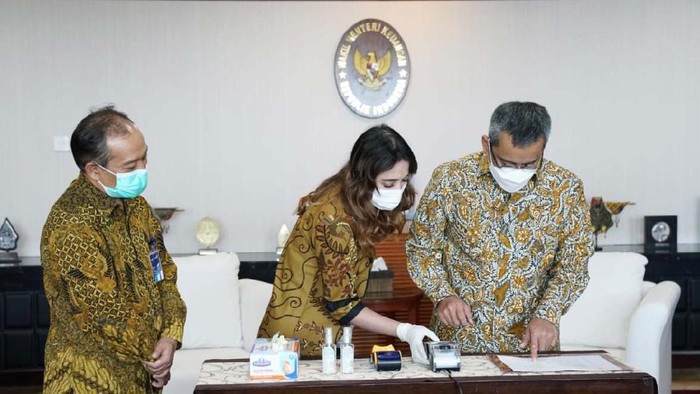 Wamenkeu Ajak Warga Taat Pajak Wamenkeu Suahazil Nazara mengajak warga untuk taat pajak. Ia pun mencotohkanya dengan melakukan pembayaran pajak.