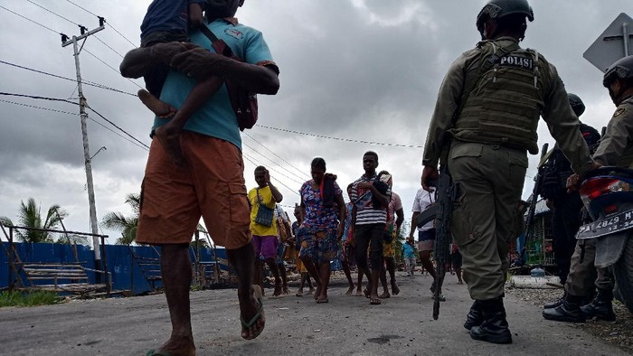 Warga Kampung Asmat di Mimika, Papua beramai-ramai palang jalan