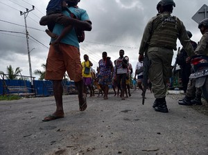 Warga Dikeroyok dan Tertembak, Masyarakat Kampung Asmat Palang Jalan