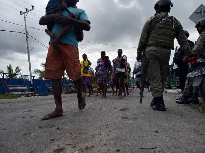 Warga Kampung Asmat di Mimika, Papua beramai-ramai palang jalan