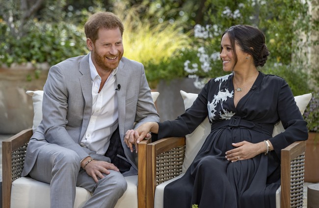 Dalam beberapa ajaran agama di budaya timur, bunga teratai kerap dijadikan simbol reinkarnasi atau lahir baru. Seperti diketahui, Meghan Markle saat ini sedang mengandung anak kedua setelah sebelumnya sempat mengalami keguguran. (Foto: Joe Pugliese/Harpo Productions via AP)