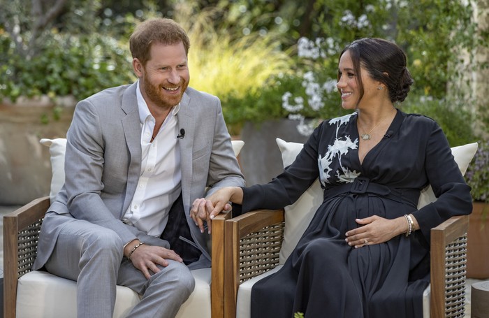Wawancara Oprah dengan Meghan Markle dan Pangeran Harry This image provided by Harpo Productions shows Prince Harry, left, and Meghan, Duchess of Sussex, speaking about expecting their second child during an interview with Oprah Winfrey.