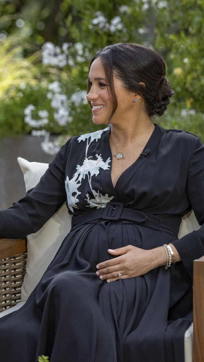 Ketika diwawancarai Oprah Winfrey, Meghan Markle juga terlihat melengkapi gayanya dengan gelang berlian Cartier Putri Diana pemberian Harry. (Foto: Joe Pugliese/Harpo Productions via AP)