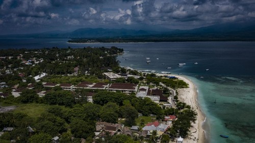 Foto udara suasana Gili Trawangan di Kepulauan Gili, Lombok Utara, Nusa Tenggara Barat, Minggu (7/3/2021). Kepulauan Gili merupakan salah satu destinasi wisata keunggulan Lombok yang terdiri dari tiga pulau, yaitu Gili Trawangan, Meno, dan Air. ANTARA FOTO/Aprillio Akbar/hp.