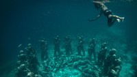 Selain untuk spot foto di bawah laut, 48 patung di bawah laut ini diciptakan untuk mengembangbiakkan terumbu karang.