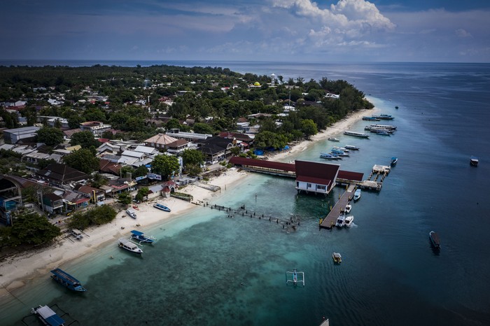 Foto udara suasana Gili Trawangan di Kepulauan Gili, Lombok Utara, Nusa Tenggara Barat, Minggu (7/3/2021). Kepulauan Gili merupakan salah satu destinasi wisata keunggulan Lombok yang terdiri dari tiga pulau, yaitu Gili Trawangan, Meno, dan Air. ANTARA FOTO/Aprillio Akbar/hp.