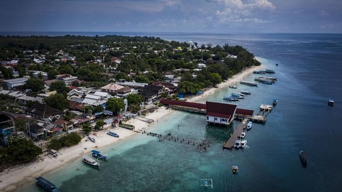 Foto udara suasana Gili Trawangan di Kepulauan Gili, Lombok Utara, Nusa Tenggara Barat, Minggu (7/3/2021). Kepulauan Gili merupakan salah satu destinasi wisata keunggulan Lombok yang terdiri dari tiga pulau, yaitu Gili Trawangan, Meno, dan Air. ANTARA FOTO/Aprillio Akbar/hp.
