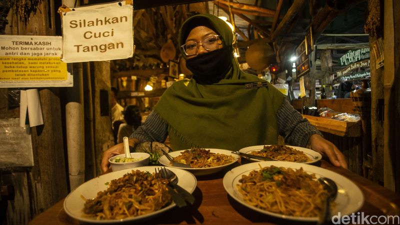 Sejumlah warga menyantap makan malam di Bakmi Mbah Gito, Rejowinangun, Kotagede Jogja. Siapa sangka dulunya tempat Bakmie Mbah Gito adalah sebuah kandang sapi.