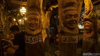 Dari pintu masuk kita akan disambut bangunan tradisional dan patung kayu, dan terlihat di atas pintu ada penumbuk padi khas zaman dahulu menandakan bangunan ini masih mempertahankan ketradisionalannya. 