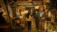 Tidak lupa dengan karyawan di sini memakai baju tradisional lurik Jawa akan menyambut hangat.