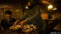 Harga makanan di Bakmie Mbah Gito dari Rp 20-40 ribu, untuk minuman harga Rp 8-13 ribu. 