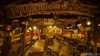 Kayu sebagai penopang utama rumah, siapa sangka jika dulunya tempat Bakmie Mbah Gito adalah sebuah kandang sapi yang sekarang diubah menjadi tempat makan yang ramai.