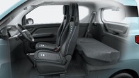Meski kecil, Wuling menyediakan tempat duduk untuk empat orang dewasa. Foto: Wuling