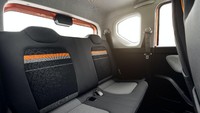 Mobil ini tergolong mungil. Mobil ini punya panjang 2.917 mm, lebar 1,493 mm, dan tinggi 1,621 mm, dengan wheelbase 1,940 mm. Dengan ukuran itu, Hongguang Mini EV sangat compact. Foto: Wuling