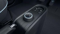Tuas transmisinya kini juga berupa knob. Kabarnya Wuling akan membawa produk ini ke beberapa negara di luar China. Salah satu yang akan dapat prioritas adalah wilayah Eropa dan Amerika Utara. Apakah akan masuk Indonesia juga? Foto: Wuling