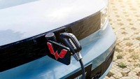 Mobil listrik mungil ini dibekali motor elektrik bertenaga 27 dk. Tenaga disuplai oleh baterai compact 13,8 kWh. Mobil listrik mungil ini hanya bisa menempuh kecepatan hingga 100 km/jam. Sekali ngecas, mobil listrik bisa menempuh 200 km. Angka itu lebih dari cukup untuk warga yang tinggal di daerah perkotaan yang biasanya hanya butuh jarak tempuh pendek. Foto: Wuling