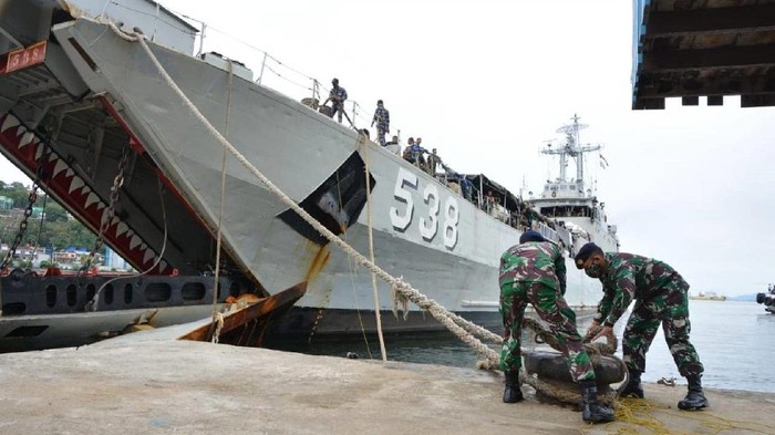 2 Kapal perang TNI menurunkan 1.350 prajurit di Jayapura, Papua