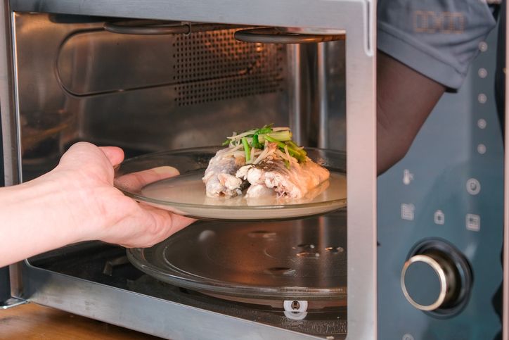 7 Mitos Keliru Tentang Microwave yang Tidak Perlu Kamu Percaya