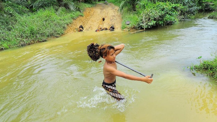 Akses Jalan di Desa Terpencil Sumbar Rusak Parah Warga menyeberangai aliran Batang Jao di Kampung Jao, Panyubarangan, Dharmasraya, Sumatera Barat, Selasa (9/3/2021). Akses jalan di salah satu desa terpencil di perbatasan Sumatera Barat dengan Riau tersebut rusak parah di sejumlah titik. ANTARA FOTO/Wahdi Septiawan/foc.