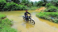 Jika turun hujan, akses jalan akan tergenang air dan berlumpur.  