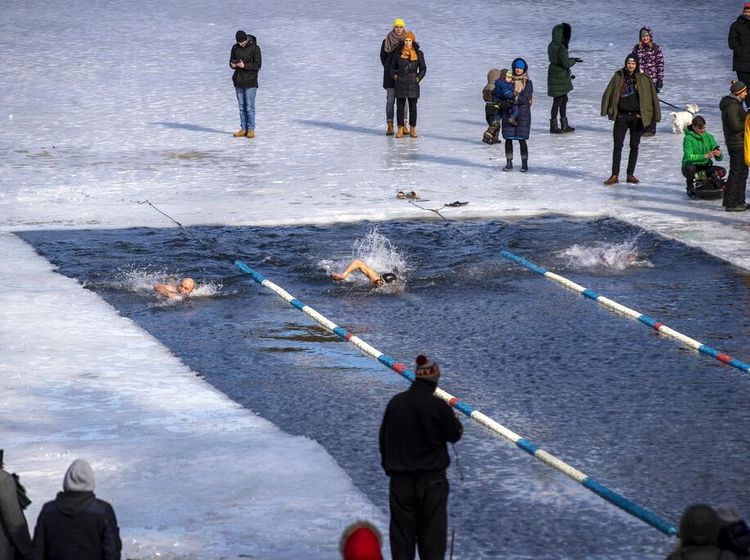 Brr... Lithuania Gelar Lomba Renang Dalam Es Lho