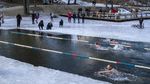 Brr... Lithuania Gelar Lomba Renang Dalam Es Lho