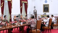 Menko Polhukam Mahfud Md menyebut pertemuan berlangsung tidak lebih dari 15 menit. Pertemuan juga disebut berjalan cukup serius. (Muchlis Jr/Biro Pers Sekretariat Presiden)