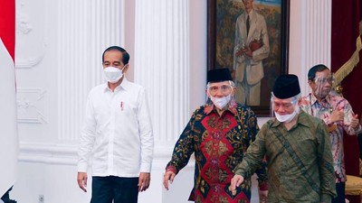 Potret Pertemuan Singkat Amien Rais dkk dan Jokowi Bahas Km 50