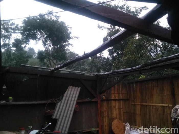 Belasan rumah di Desa Panditan, Kecamatan Lumbang, Kabupaten Pasuruan rusak diterjang angin kencang. Selain rumah, sejumlah kandang ternak juga porak-poranda.