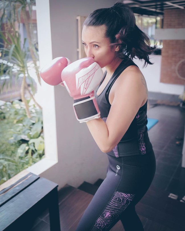  Tatapan fokus Sharena Delon saat beraksi. Gokil! (Foto: Instagram)